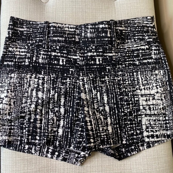 ANN TAYLOR BLACK AND WHITE GRAFFITI PRINT SHORT - Picture 3 of 6
